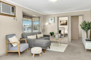 Ruang duduk di Charming Coastal Cottage-Steps Away from the Beach