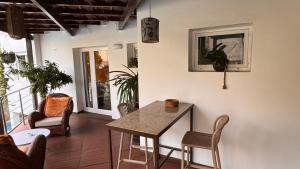 a dining room with a table and chairs at Le Pavillon Wengué in Dakar