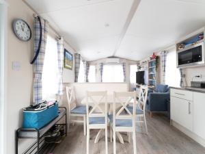 Køkken eller tekøkken på Chalet in Renesse near Sandy Beaches + 32 billeder