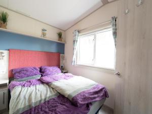 En eller flere senge i et værelse på Chalet in Renesse near Sandy Beaches