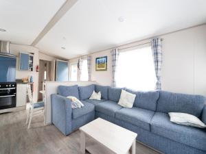 Køkken eller tekøkken på Chalet in Renesse near Sandy Beaches