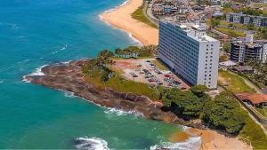 uma vista aérea de um edifício ao lado de uma praia em Guarapari Apart1315 em Guarapari