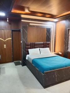 Postel nebo postele na pokoji v ubytování Sri Krishna Residency
