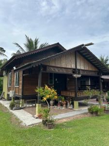 Zahrada ubytování Teratak Nurul Kuala Kangsar with swimming pool - no pork or alcohol