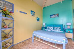 Postel nebo postele na pokoji v ubytování Cosmic Crab Resort