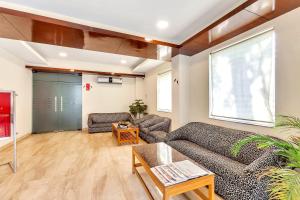 Χώρος καθιστικού στο Hotel O NOIDA STAY +26 φωτογραφίες