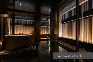 札幌ONSEN RYOKAN Yuen Sapporo的带浴缸的窗户客房