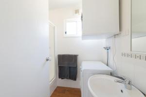 un bagno bianco con lavandino e specchio di BIG4 Riverside Swan Hill a Swan Hill