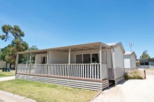 una piccola casa con un terrazzo bianco su una strada di BIG4 Riverside Swan Hill a Swan Hill