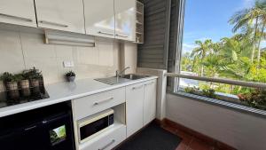 Bella Vista في ميناء دوغلاس: مطبخ مع حوض ونافذة كبيرة