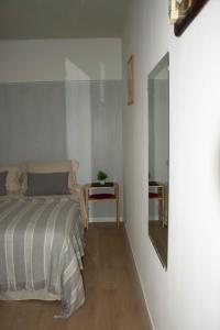 Schlafzimmer mit einem Bett und einem Tisch mit einem Spiegel in der Unterkunft Departamento 2 ambiente centrode buenos aires 2 cuadras del obelisco in Buenos Aires