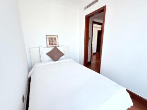 Letto o letti in una camera di Shanghai downtown Tyms B&B Near Hongqiao Metro and Jiaotong University High view 3bedroom&2bathroom