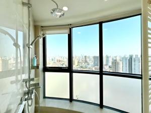 Foto dalla galleria di Shanghai downtown Tyms B&B Near Hongqiao Metro and Jiaotong University High view 3bedroom&2bathroom a Shanghai
