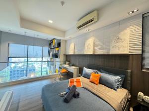 1 dormitorio con 1 cama con bandeja de naranja en The Library - Icon City Petaling Jaya, en Petaling Jaya