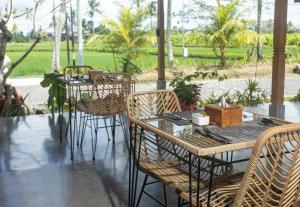 Vrt pred nastanitvijo DITUJU Ubud by Pramana Villas