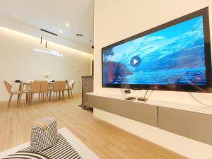 un soggiorno con una grande TV a schermo piatto a parete di The Aspire - Bangsar Trade Centre a Kuala Lumpur