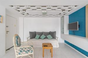 Un dormitorio con una cama, una silla y un televisor en BAHÍA NORTE.Tres ambientes con cochera a metros del mar, en Mar del Plata 22 fotos más