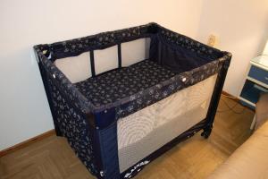 Una cama negra en una habitación con en BAHÍA NORTE.Tres ambientes con cochera a metros del mar, en Mar del Plata