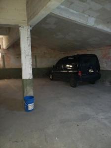 Una camioneta negra estacionada en un estacionamiento en BAHÍA NORTE.Tres ambientes con cochera a metros del mar, en Mar del Plata