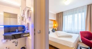 Postel nebo postele na pokoji v ubytování PLAZA INN Braunschweig City Süd