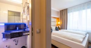 Postel nebo postele na pokoji v ubytování PLAZA INN Braunschweig City Süd
