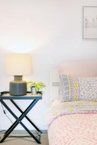 a bedroom with a bed and a table with a lamp at Le Oasis Apt inCBD 2BR 3Beds near Southern cross in Melbourne