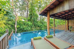 Der Swimmingpool an oder in der Nähe von Green Bay Phu Quoc Resort & Spa