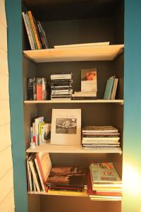 une étagère remplie de livres dans l'établissement Chambre d'Hôte à Douarnenez, à Douarnenez