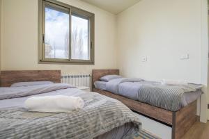 Postel nebo postele na pokoji v ubytování Meadows 2-BR in Tilal Assal