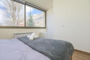 Postel nebo postele na pokoji v ubytování Meadows 2-BR in Tilal Assal