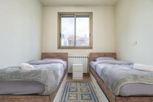 Postel nebo postele na pokoji v ubytování Meadows 2-BR in Tilal Assal