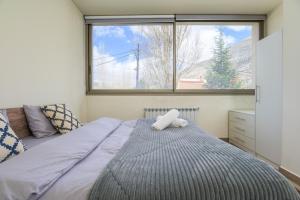 Postel nebo postele na pokoji v ubytování Meadows 2-BR in Tilal Assal