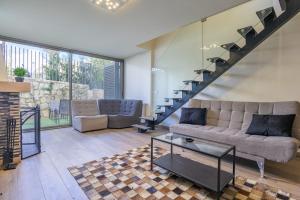 Posezení v ubytování Meadows 2-BR in Tilal Assal