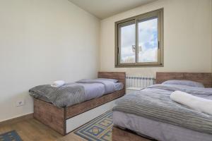 Postel nebo postele na pokoji v ubytování Meadows 2-BR in Tilal Assal