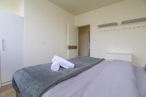 Postel nebo postele na pokoji v ubytování Meadows 2-BR in Tilal Assal