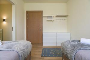 Postel nebo postele na pokoji v ubytování Meadows 2-BR in Tilal Assal
