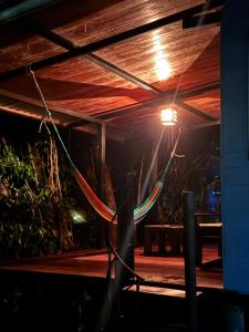 LámparaFinca Tatin Hotel的木天花板上的灯光舞台