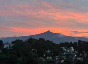 Vista generica sulle montagne o vista sulle montagne dall'interno della stanza in casa privata