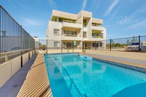 Bazén v ubytování Luna Blu & The Beach Loft Yeppoon- Private Apartments nebo v jeho okolí