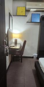 Postel nebo postele na pokoji v ubytování Lorenzzo Suites Hotel Makati