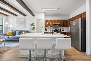 Galeriebild der Unterkunft Cozy Apt in Frisco-near Dallas with a pool in Frisco