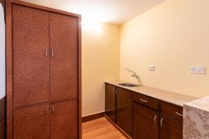 una cucina con lavandino e armadietto di Chocolat house a Bangalore