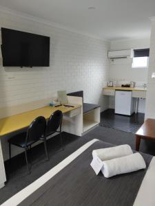 Μια τηλεόραση ή/και κέντρο ψυχαγωγίας στο Acacia Motor Inn