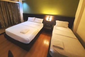 Postel nebo postele na pokoji v ubytování Lorenzzo Suites Hotel Makati