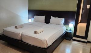 Postel nebo postele na pokoji v ubytování Lorenzzo Suites Hotel Makati