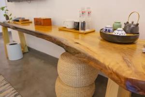 楽山市にあるMount Emei Bamboo Private Hot Spring Bed and Breakfastのカウンタートップ付きの部屋の木製テーブル