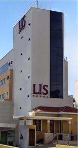 a us building with a sign on top of it at Lis Hotel in Teresina
