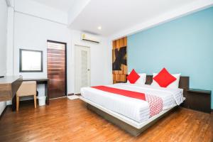 a hotel room with a bed and a desk and a desk at King One Suvarnabhumi in Bangkok