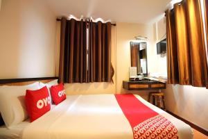 a hotel room with a bed with red pillows at Pannee Lodge Khaosan - SHA Plus in Bangkok +59 photos