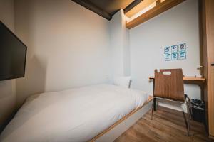 大阪hotel atarayo osaka的一间带床和书桌的小卧室 更多33张照片